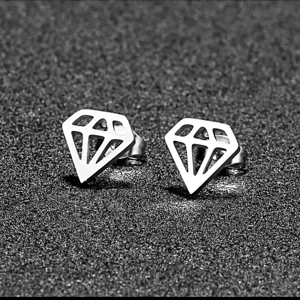 NEW Dainty Diamond / Jewel shaped stud Earrings Silver color - Boutique